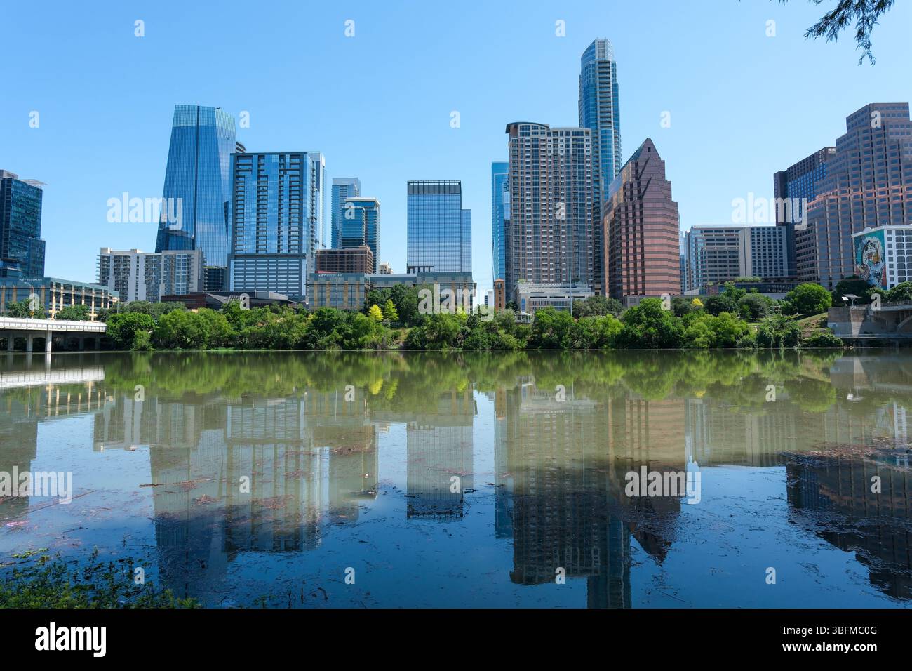 27. MAI 2025 - Austin, TX, USA - die moderne Skyline der Stadt Austin mit Blick auf den Lady Bird Lake mit Reflexionen. Stockfoto