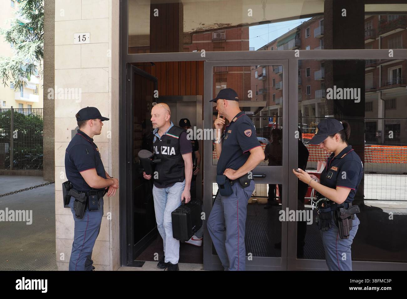 Bologna, Italien. Juni 2025. Bologna, Italia - Cronaca - 2 Giugno 2025 - Duplice omicidio coppia Gay auf der piazza DellÕUnitˆ - (Foto Michele Nucci/LaPresse) News - Bologna, Italien - 02. Juni 2025 - Doppelmord an schwulen Paaren auf der Piazza DellÕUnitˆ - (Foto Michele Nucci/LaPresse) Credit: LaPresse/Alamy Live News Stockfoto