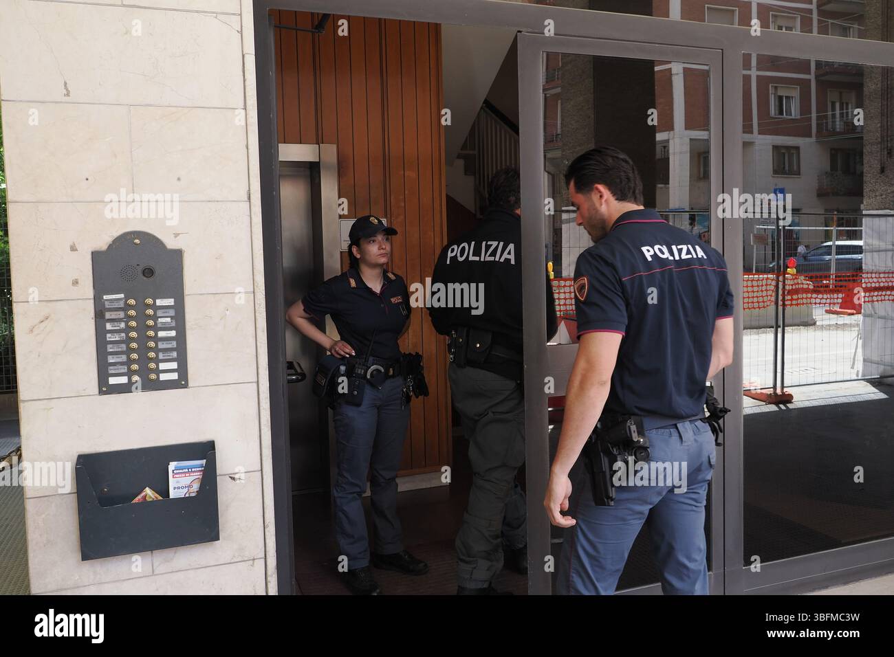 Bologna, Italien. Juni 2025. Bologna, Italia - Cronaca - 2 Giugno 2025 - Duplice omicidio coppia Gay auf der piazza DellÕUnitˆ - (Foto Michele Nucci/LaPresse) News - Bologna, Italien - 02. Juni 2025 - Doppelmord an schwulen Paaren auf der Piazza DellÕUnitˆ - (Foto Michele Nucci/LaPresse) Credit: LaPresse/Alamy Live News Stockfoto
