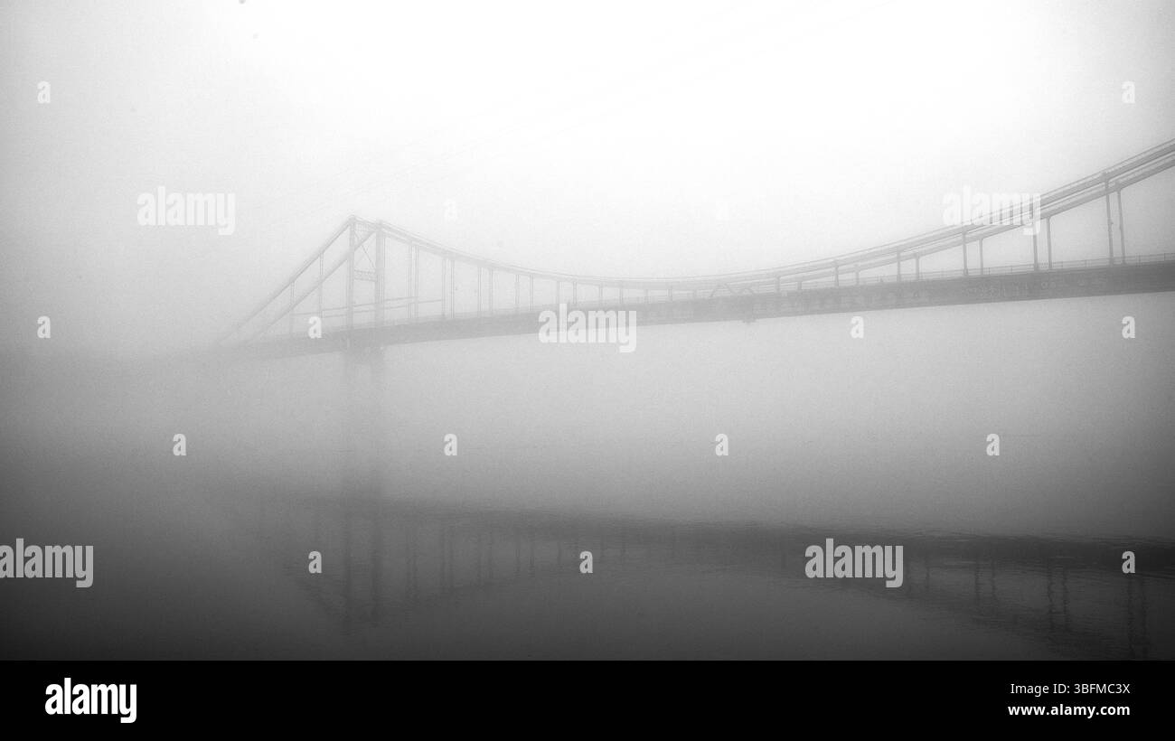 Eine Brücke verbindet die Ufer der Realität mit den verborgenen Welten des Geheimnisses. Stockfoto