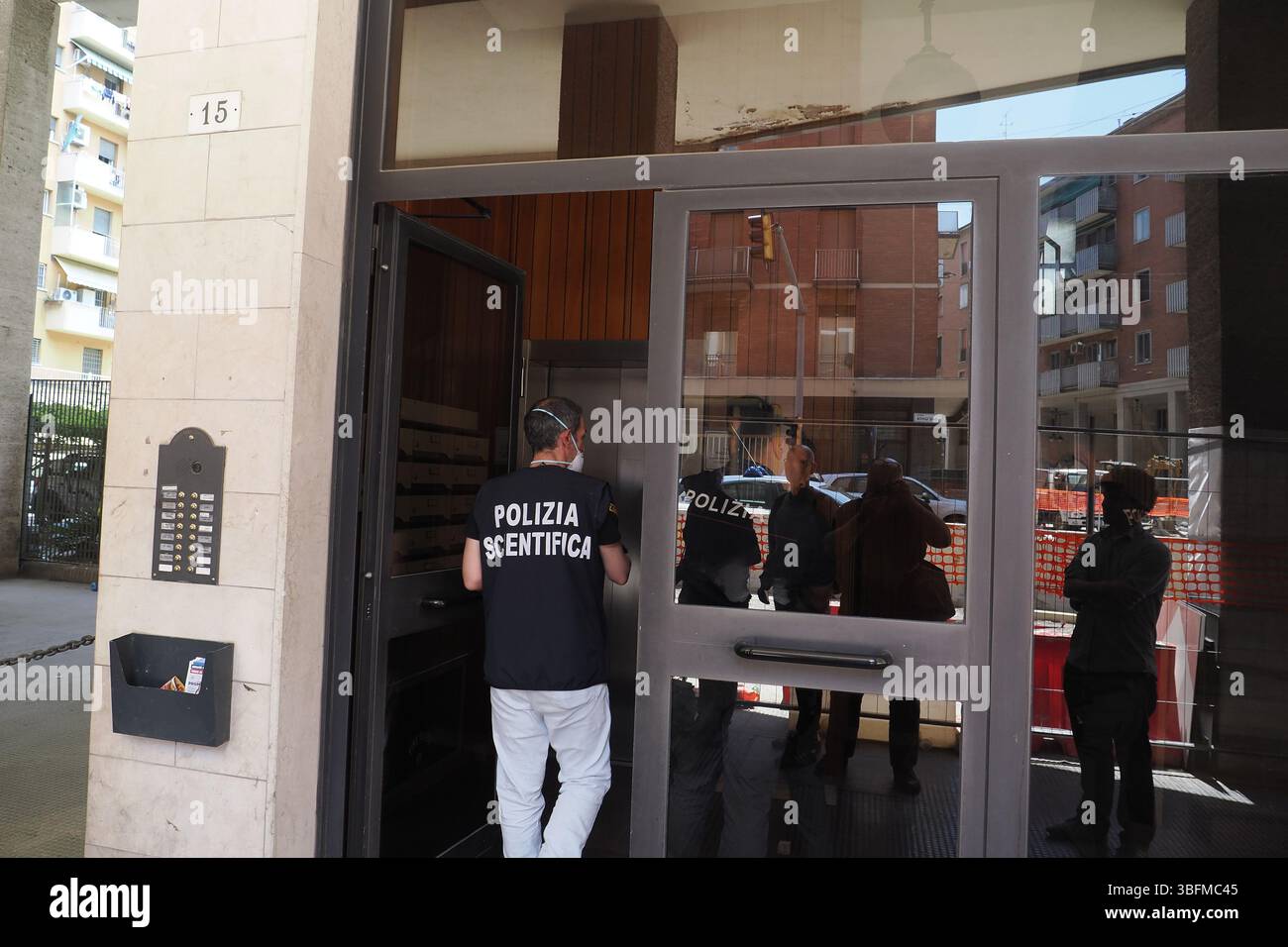 Bologna, Italien. Juni 2025. Bologna, Italia - Cronaca - 2 Giugno 2025 - Duplice omicidio coppia Gay auf der piazza DellÕUnitˆ - (Foto Michele Nucci/LaPresse) News - Bologna, Italien - 02. Juni 2025 - Doppelmord an schwulen Paaren auf der Piazza DellÕUnitˆ - (Foto Michele Nucci/LaPresse) Credit: LaPresse/Alamy Live News Stockfoto