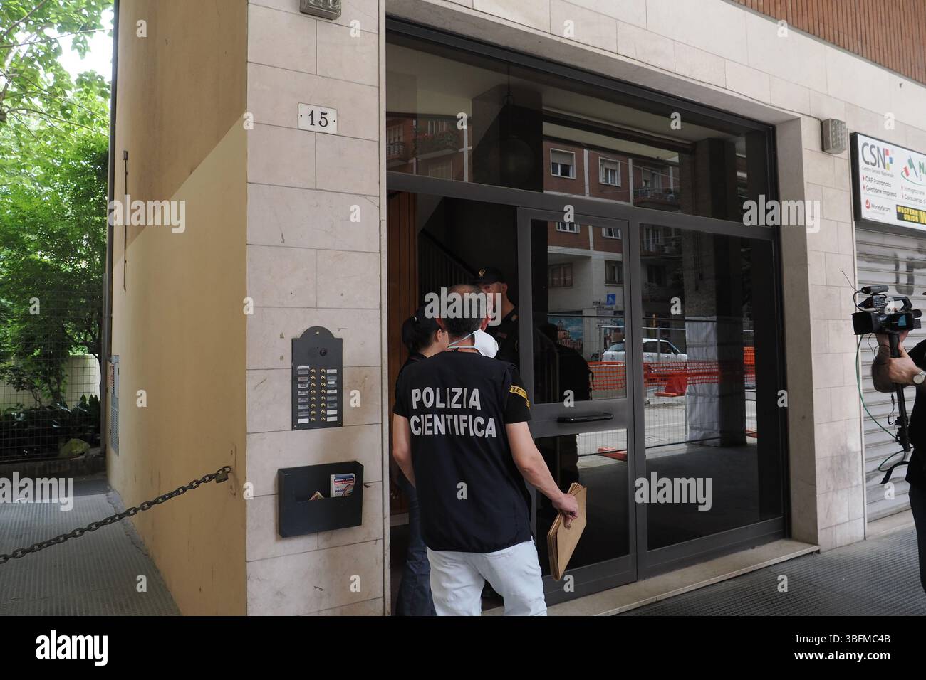 Bologna, Italien. Juni 2025. Bologna, Italia - Cronaca - 2 Giugno 2025 - Duplice omicidio coppia Gay auf der piazza DellÕUnitˆ - (Foto Michele Nucci/LaPresse) News - Bologna, Italien - 02. Juni 2025 - Doppelmord an schwulen Paaren auf der Piazza DellÕUnitˆ - (Foto Michele Nucci/LaPresse) Credit: LaPresse/Alamy Live News Stockfoto