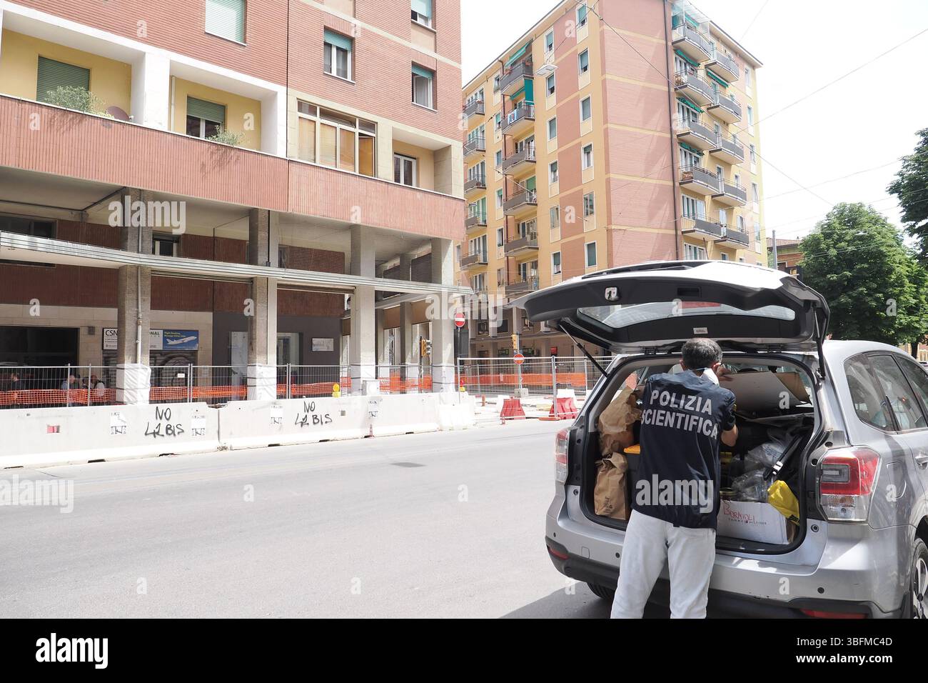 Bologna, Italien. Juni 2025. Bologna, Italia - Cronaca - 2 Giugno 2025 - Duplice omicidio coppia Gay auf der piazza DellÕUnitˆ - (Foto Michele Nucci/LaPresse) News - Bologna, Italien - 02. Juni 2025 - Doppelmord an schwulen Paaren auf der Piazza DellÕUnitˆ - (Foto Michele Nucci/LaPresse) Credit: LaPresse/Alamy Live News Stockfoto