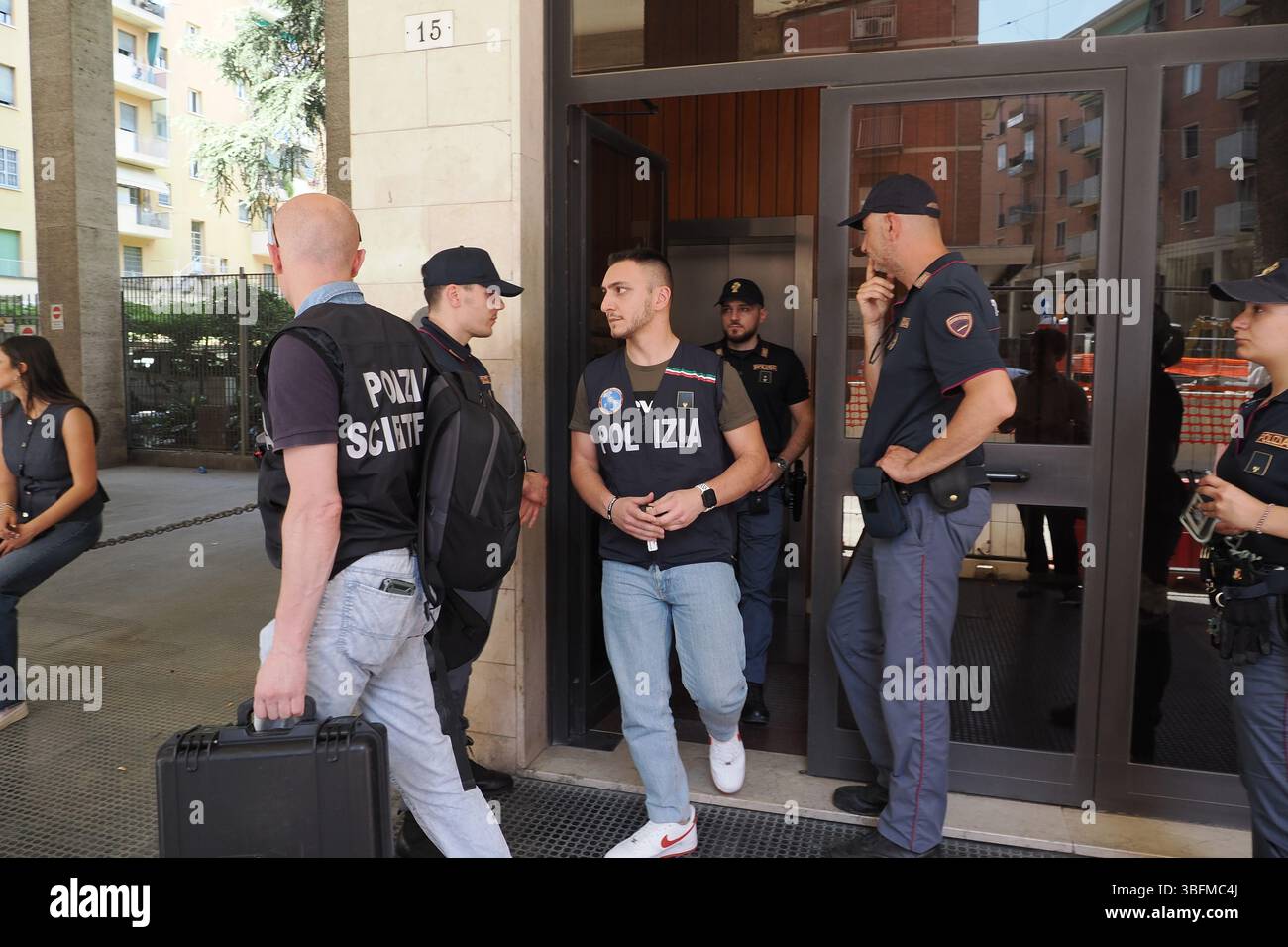 Bologna, Italien. Juni 2025. Bologna, Italia - Cronaca - 2 Giugno 2025 - Duplice omicidio coppia Gay auf der piazza DellÕUnitˆ - (Foto Michele Nucci/LaPresse) News - Bologna, Italien - 02. Juni 2025 - Doppelmord an schwulen Paaren auf der Piazza DellÕUnitˆ - (Foto Michele Nucci/LaPresse) Credit: LaPresse/Alamy Live News Stockfoto