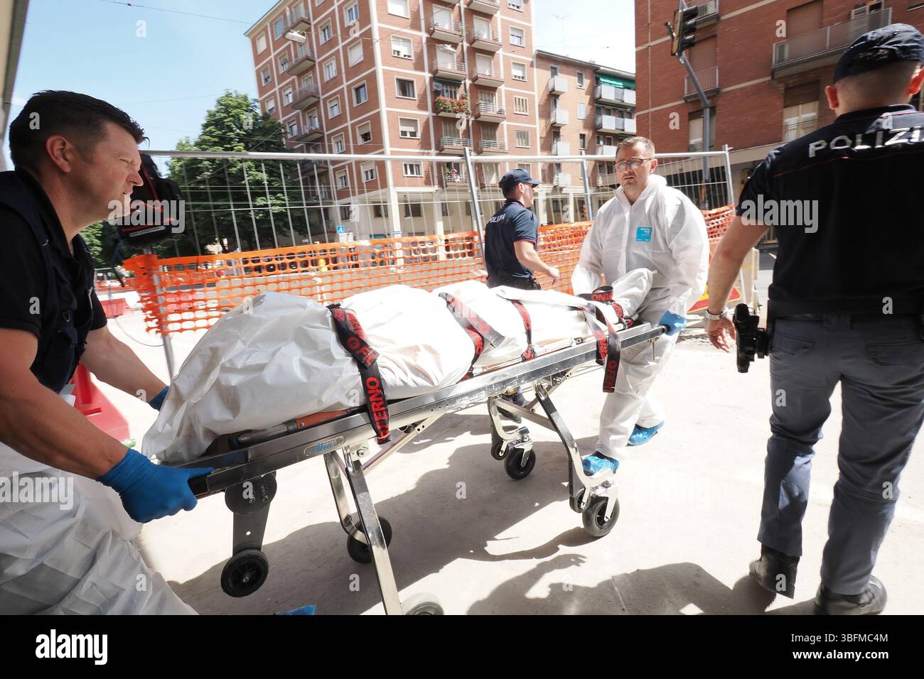 Bologna, Italien. Juni 2025. Bologna, Italia - Cronaca - 2 Giugno 2025 - Duplice omicidio coppia Gay auf der piazza DellÕUnitˆ - (Foto Michele Nucci/LaPresse) News - Bologna, Italien - 02. Juni 2025 - Doppelmord an schwulen Paaren auf der Piazza DellÕUnitˆ - (Foto Michele Nucci/LaPresse) Credit: LaPresse/Alamy Live News Stockfoto