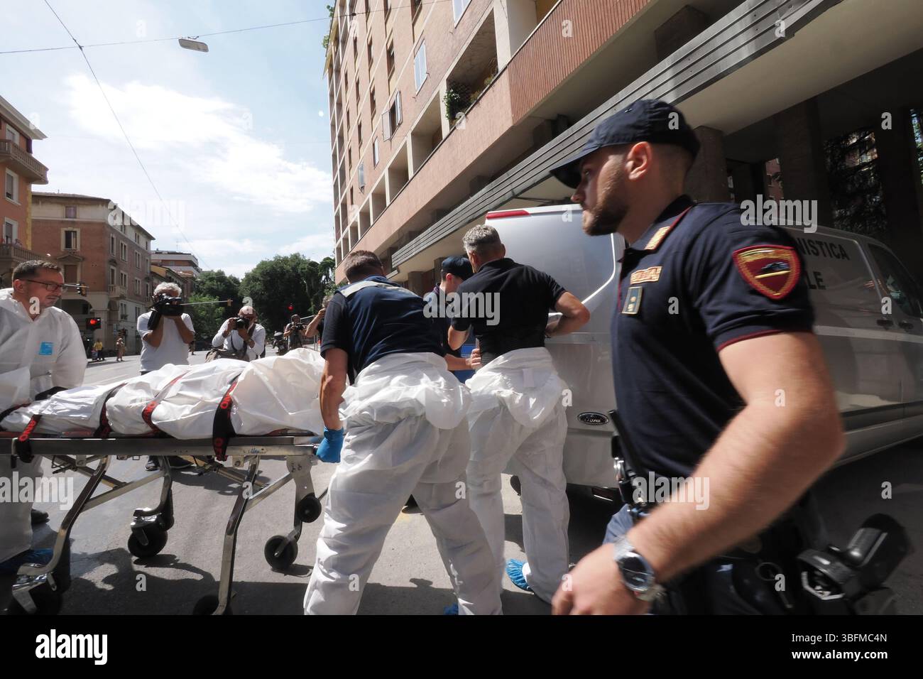 Bologna, Italien. Juni 2025. Bologna, Italia - Cronaca - 2 Giugno 2025 - Duplice omicidio coppia Gay auf der piazza DellÕUnitˆ - (Foto Michele Nucci/LaPresse) News - Bologna, Italien - 02. Juni 2025 - Doppelmord an schwulen Paaren auf der Piazza DellÕUnitˆ - (Foto Michele Nucci/LaPresse) Credit: LaPresse/Alamy Live News Stockfoto