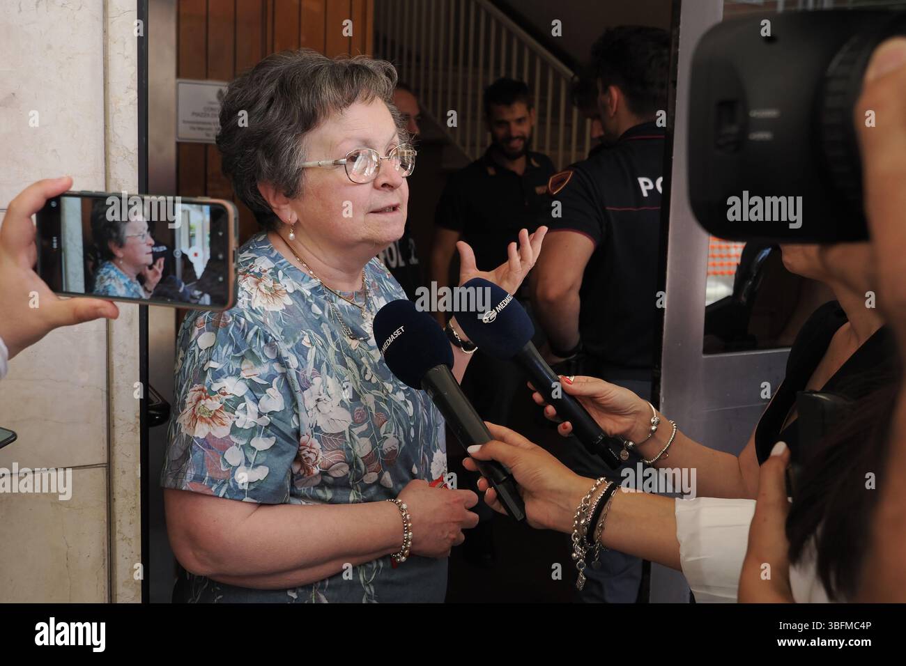 Bologna, Italien. Juni 2025. Bologna, Italia - Cronaca - 2 Giugno 2025 - Duplice omicidio coppia Gay auf der piazza DellÕUnitˆ -una vicina di casa - (Foto Michele Nucci/LaPresse) News - Bologna, Italien - 02. Juni 2025 - Doppelmord an schwulen Paaren auf der Piazza DellÕUnitˆ - (Foto Michele Nucci/LaPresse) Credit: LaPresse/Alamy Live News Stockfoto