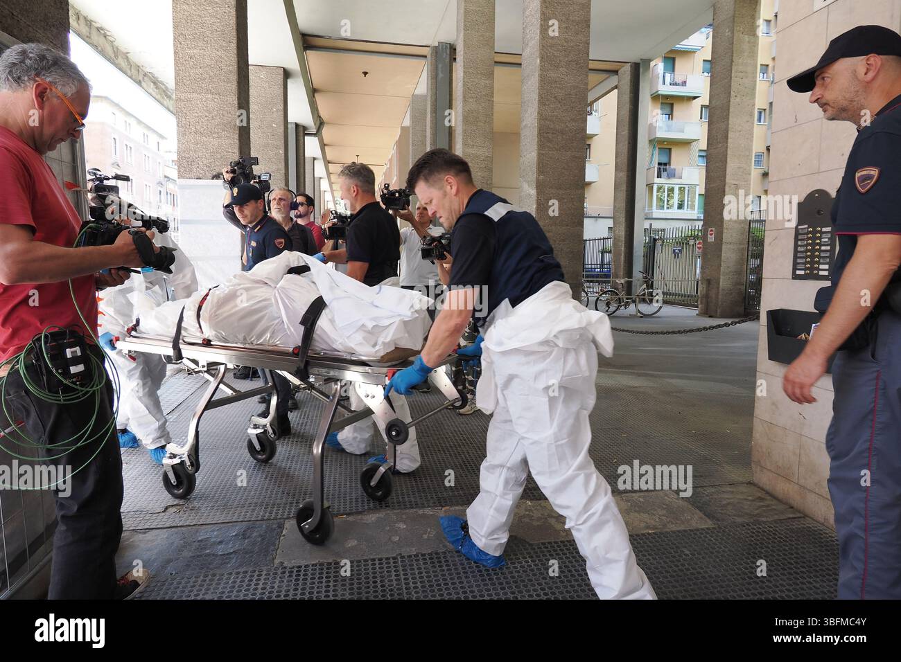 Bologna, Italien. Juni 2025. Bologna, Italia - Cronaca - 2 Giugno 2025 - Duplice omicidio coppia Gay auf der piazza DellÕUnitˆ - (Foto Michele Nucci/LaPresse) News - Bologna, Italien - 02. Juni 2025 - Doppelmord an schwulen Paaren auf der Piazza DellÕUnitˆ - (Foto Michele Nucci/LaPresse) Credit: LaPresse/Alamy Live News Stockfoto