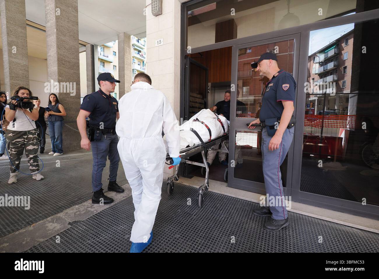 Bologna, Italien. Juni 2025. Bologna, Italia - Cronaca - 2 Giugno 2025 - Duplice omicidio coppia Gay auf der piazza DellÕUnitˆ - (Foto Michele Nucci/LaPresse) News - Bologna, Italien - 02. Juni 2025 - Doppelmord an schwulen Paaren auf der Piazza DellÕUnitˆ - (Foto Michele Nucci/LaPresse) Credit: LaPresse/Alamy Live News Stockfoto