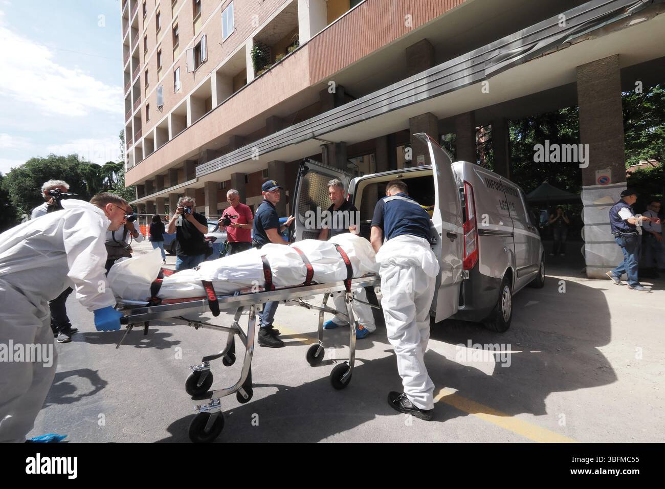 Bologna, Italien. Juni 2025. Bologna, Italia - Cronaca - 2 Giugno 2025 - Duplice omicidio coppia Gay auf der piazza DellÕUnitˆ - (Foto Michele Nucci/LaPresse) News - Bologna, Italien - 02. Juni 2025 - Doppelmord an schwulen Paaren auf der Piazza DellÕUnitˆ - (Foto Michele Nucci/LaPresse) Credit: LaPresse/Alamy Live News Stockfoto