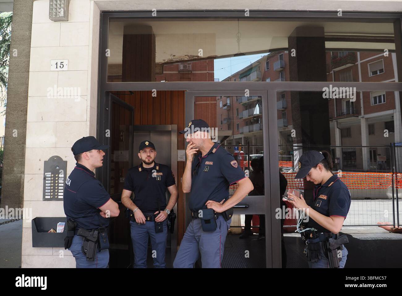 Bologna, Italien. Juni 2025. Bologna, Italia - Cronaca - 2 Giugno 2025 - Duplice omicidio coppia Gay auf der piazza DellÕUnitˆ - (Foto Michele Nucci/LaPresse) News - Bologna, Italien - 02. Juni 2025 - Doppelmord an schwulen Paaren auf der Piazza DellÕUnitˆ - (Foto Michele Nucci/LaPresse) Credit: LaPresse/Alamy Live News Stockfoto