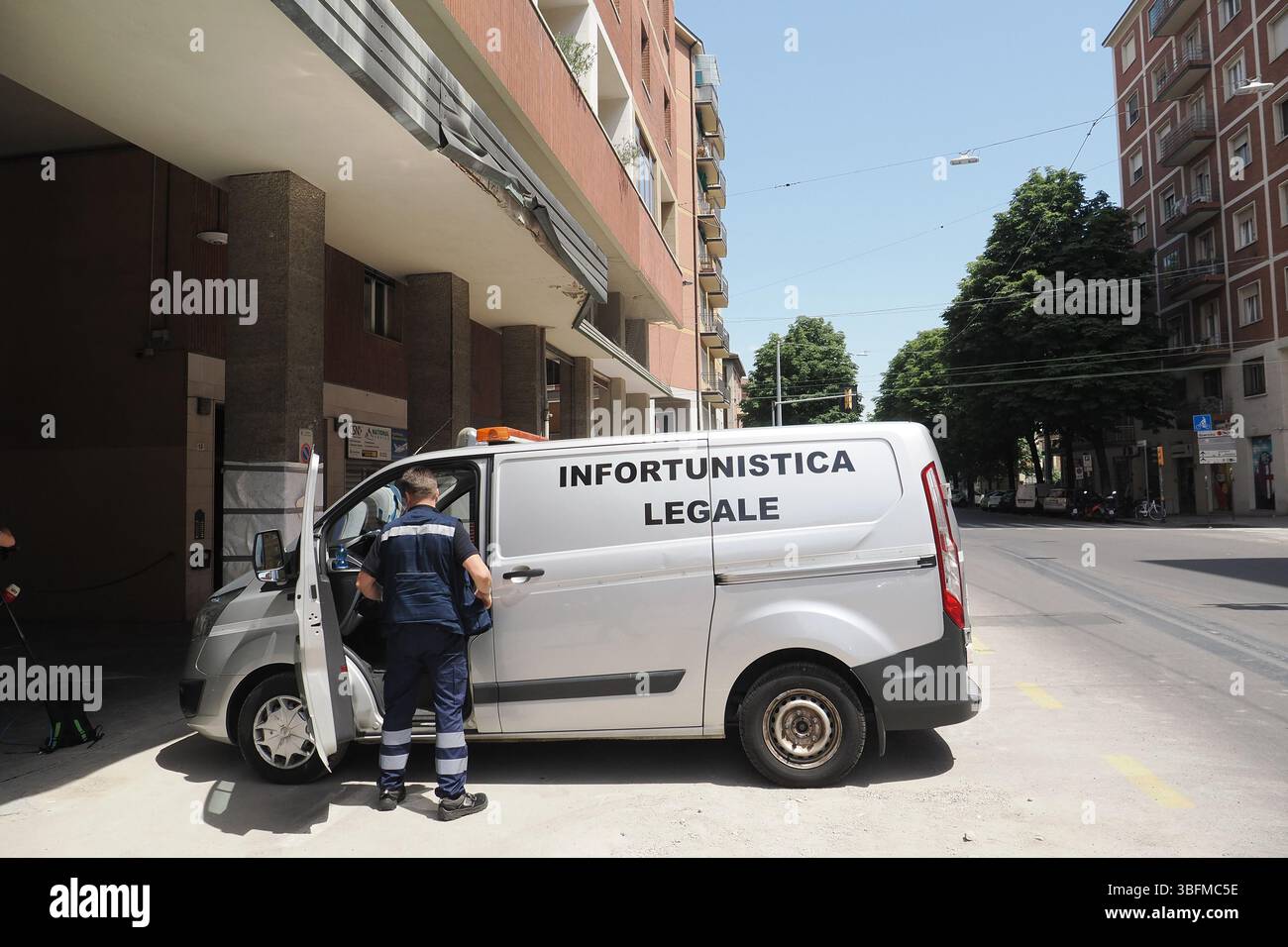 Bologna, Italien. Juni 2025. Bologna, Italia - Cronaca - 2 Giugno 2025 - Duplice omicidio coppia Gay auf der piazza DellÕUnitˆ - (Foto Michele Nucci/LaPresse) News - Bologna, Italien - 02. Juni 2025 - Doppelmord an schwulen Paaren auf der Piazza DellÕUnitˆ - (Foto Michele Nucci/LaPresse) Credit: LaPresse/Alamy Live News Stockfoto