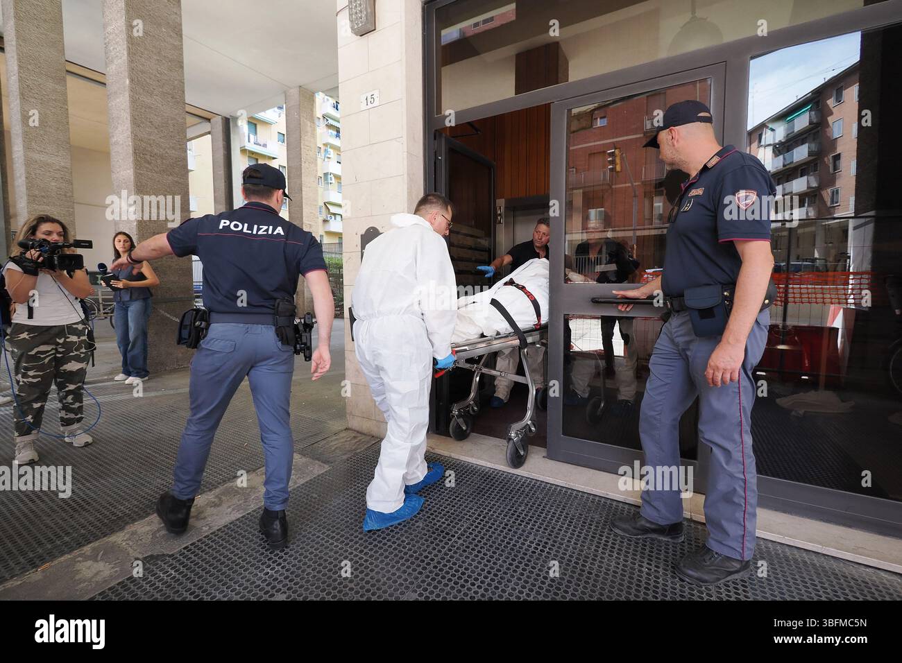Bologna, Italien. Juni 2025. Bologna, Italia - Cronaca - 2 Giugno 2025 - Duplice omicidio coppia Gay auf der piazza DellÕUnitˆ - (Foto Michele Nucci/LaPresse) News - Bologna, Italien - 02. Juni 2025 - Doppelmord an schwulen Paaren auf der Piazza DellÕUnitˆ - (Foto Michele Nucci/LaPresse) Credit: LaPresse/Alamy Live News Stockfoto