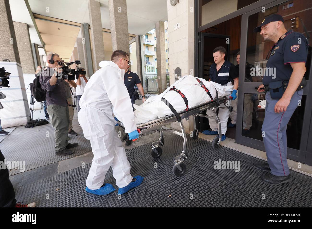 Bologna, Italien. Juni 2025. Bologna, Italia - Cronaca - 2 Giugno 2025 - Duplice omicidio coppia Gay auf der piazza DellÕUnitˆ - (Foto Michele Nucci/LaPresse) News - Bologna, Italien - 02. Juni 2025 - Doppelmord an schwulen Paaren auf der Piazza DellÕUnitˆ - (Foto Michele Nucci/LaPresse) Credit: LaPresse/Alamy Live News Stockfoto