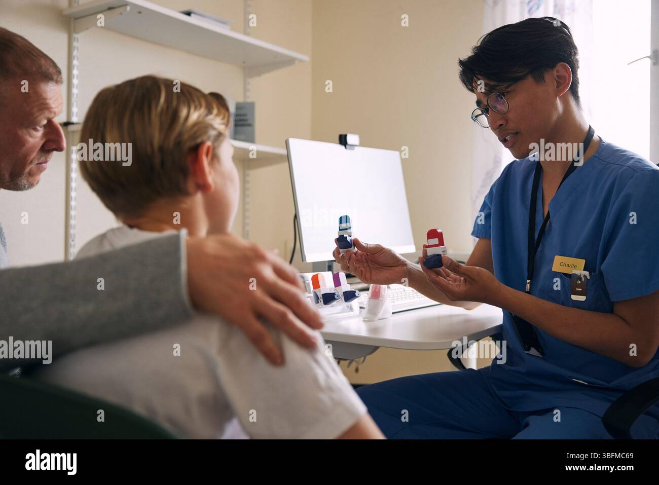 Arzt, der Patienten in der Klinik über Asthma-Inhalatoren berät Stockfoto