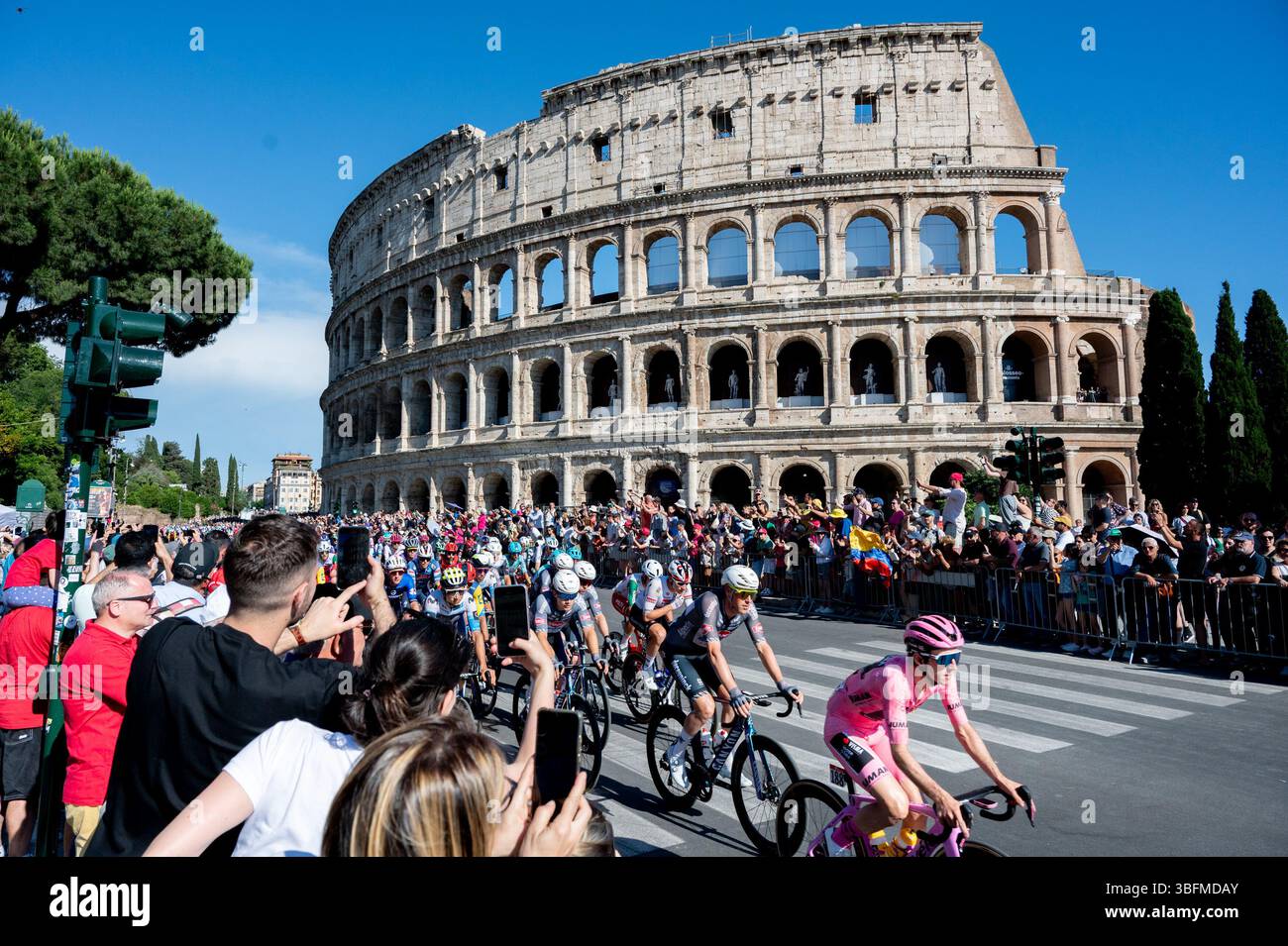 Eine allgemeine Ansicht zeigt das Feld, das mit dem Kolosseum in Rom konkurriert, im Hintergrund während des 108. Giro d’Italia 2025, Stage 21 Stockfoto