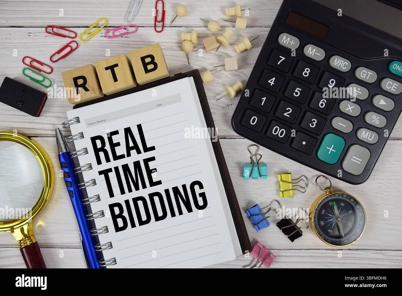 RTB – Akronym für Gebote in Echtzeit auf Notizblock, Hintergrund für Business and Financial Concept Stockfoto