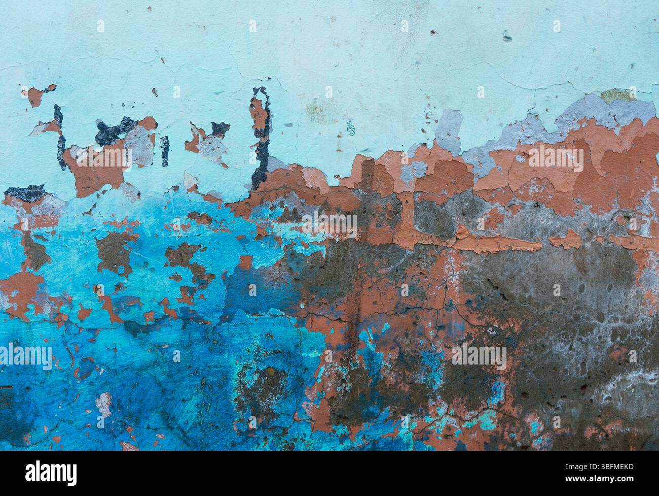 Rustikales Blau und oxidierte Wandoberfläche – urbaner Verfallskunst Hintergrund Stockfoto