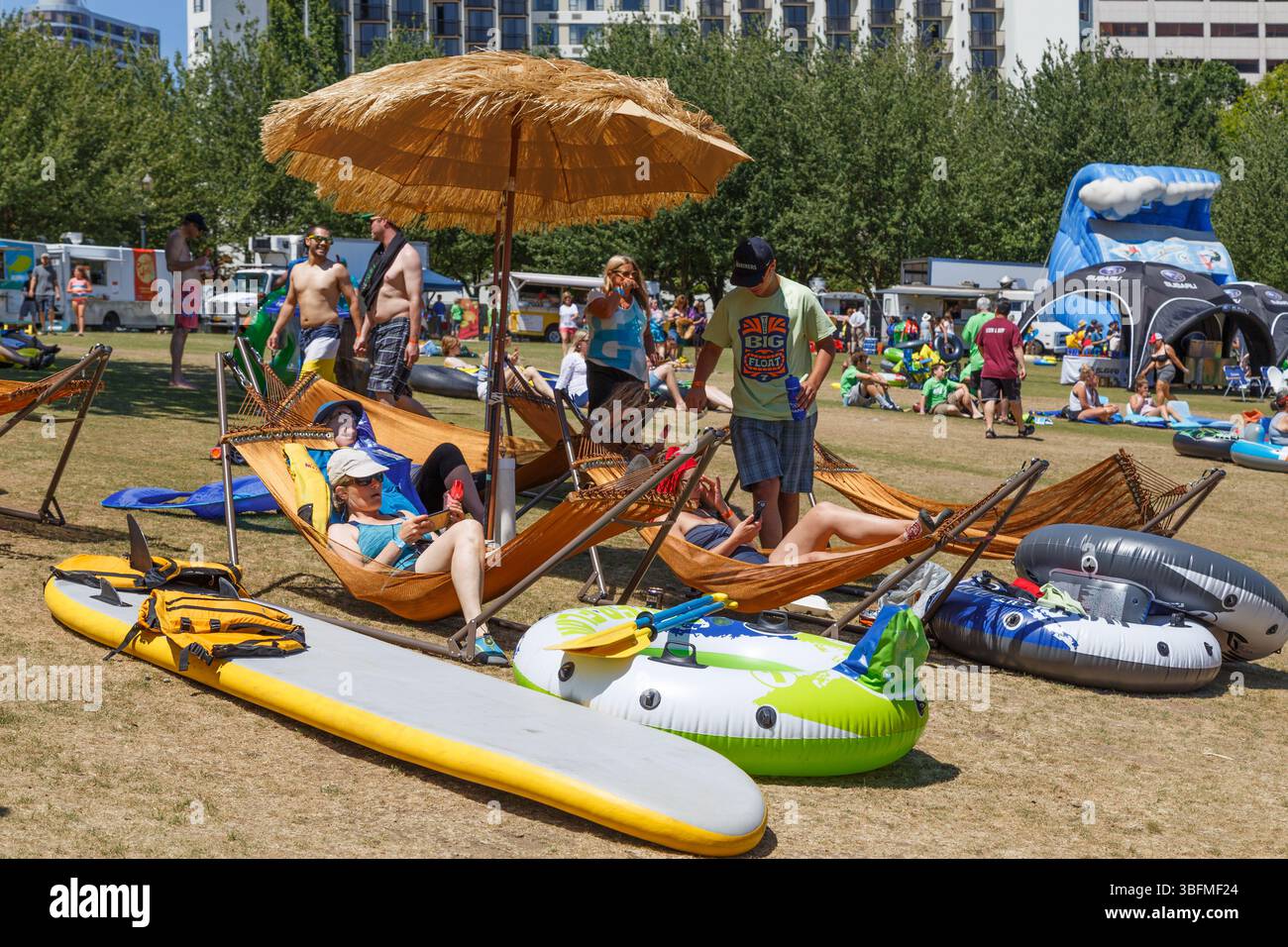 The Big Float, Portland, Oregon - 15. Juli 2017: Die Menschen entspannen sich in Hängematten und bereiten sich auf einen Floß auf dem Willamette River vor. Stockfoto