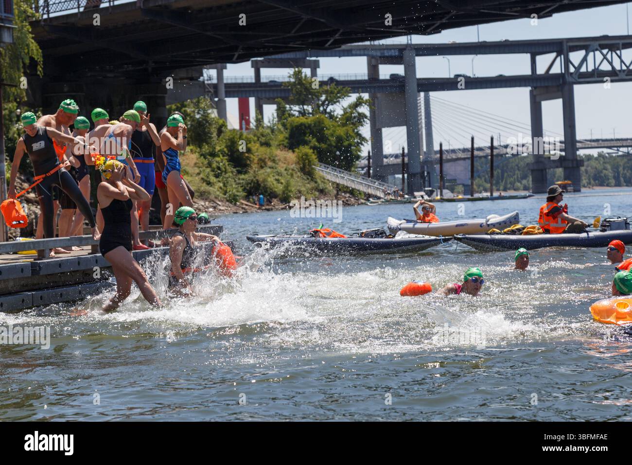 The Big Float, Portland, Oregon – 15. Juli 2017: Schwimmer springen in den Willamette River, unterstützt von Sicherheitsbooten, für eine lustige Sommerveranstaltung. Stockfoto