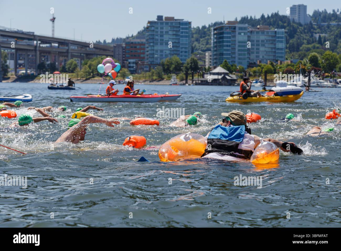 The Big Float, Portland, Oregon – 15. Juli 2017: Menschen schwimmen und schwimmen im Willamette River während des jährlichen Big Float Events. Stockfoto