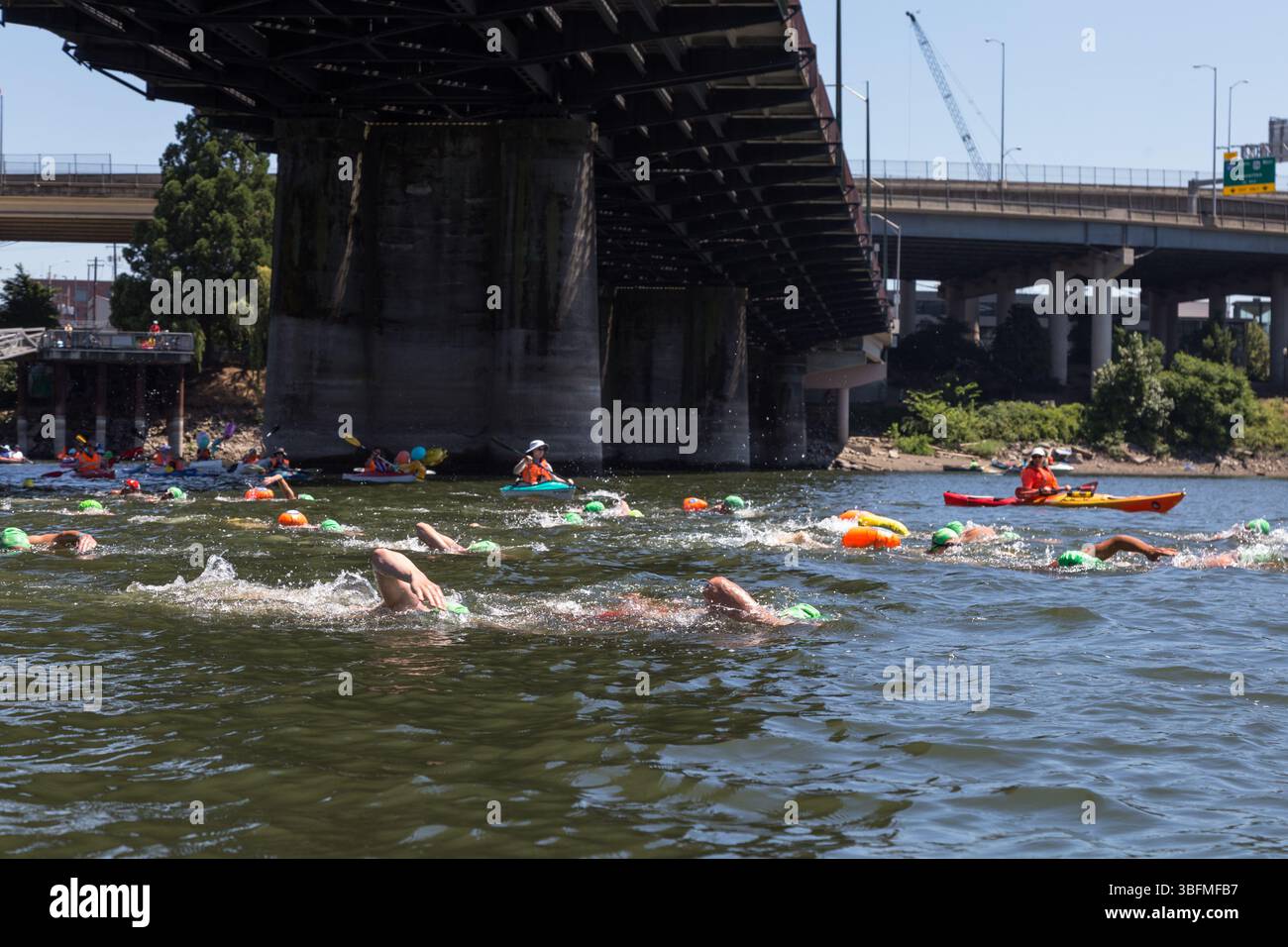 The Big Float, Portland, Oregon – 15. Juli 2017: Schwimmer mit bunten Kappen und Schwimmern schwimmen während der jährlichen Veranstaltung im Willamette River. Stockfoto