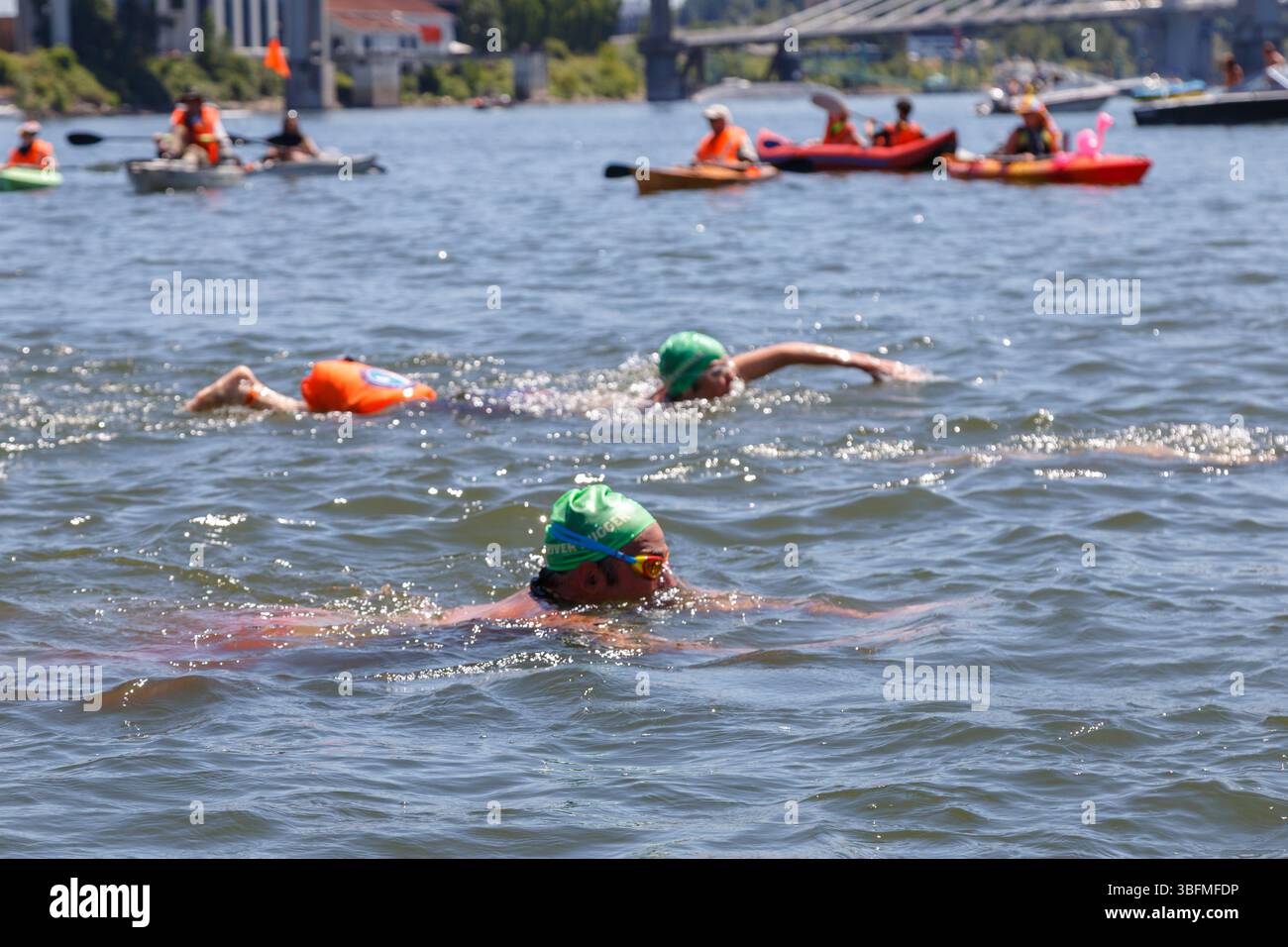 The Big Float, Portland, Oregon – 15. Juli 2017: Schwimmer nehmen am jährlichen Big Float Event auf dem Willamette River Teil. Stockfoto