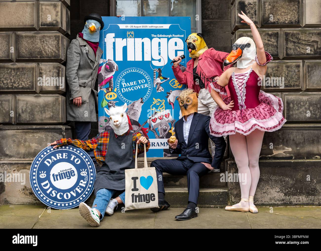 Modesl trägt Tiermasken Kostüme und startet das Edinburgh Festival Fringe Programm 2025 in Edinburgh, Schottland, Großbritannien Stockfoto