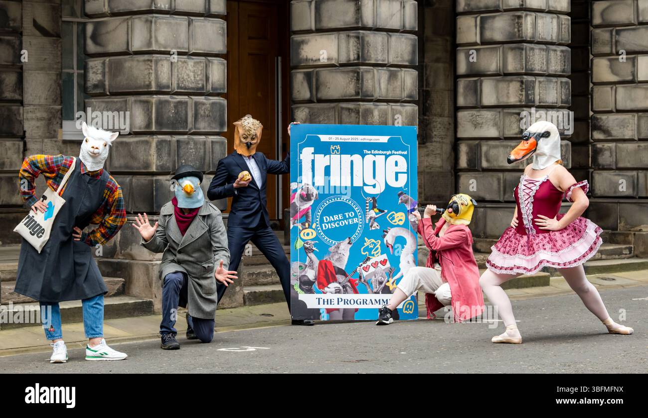 Modesl trägt Tiermasken Kostüme und startet das Edinburgh Festival Fringe Programm 2025 in Edinburgh, Schottland, Großbritannien Stockfoto