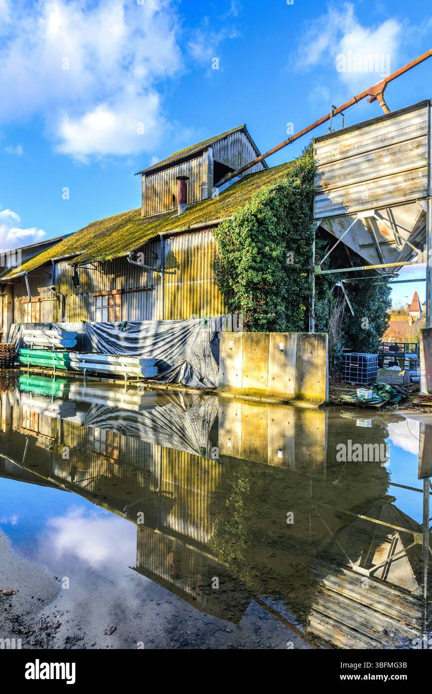 Lokale Überschwemmungen in einem landwirtschaftlichen Getreidelager nach starkem Regen - Zentralfrankreich. Stockfoto