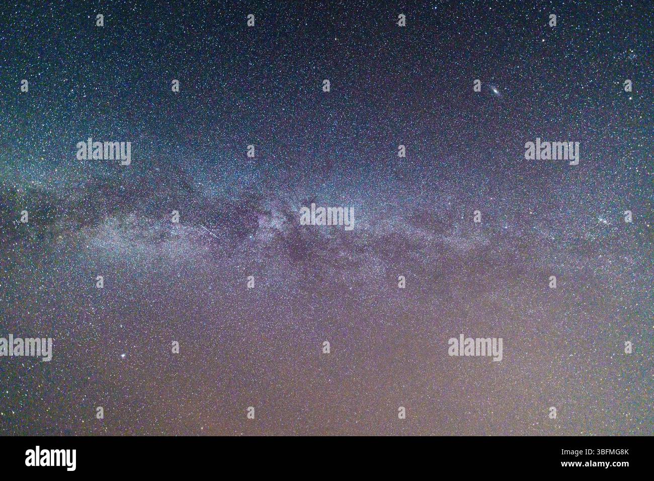 Lebendige Milchstraße mit unzähligen Sternen und kosmischem Staub, der am Sternenhimmel der Galaxie leuchtet Stockfoto