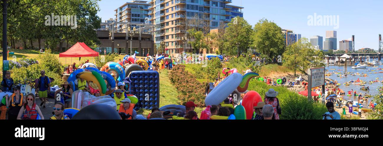 The Big Float, Portland, Oregon – 15. Juli 2017: Die Menschen versammeln sich mit aufblasbaren Wagen, um einen Sommertag auf dem Willamette River zu genießen. Stockfoto