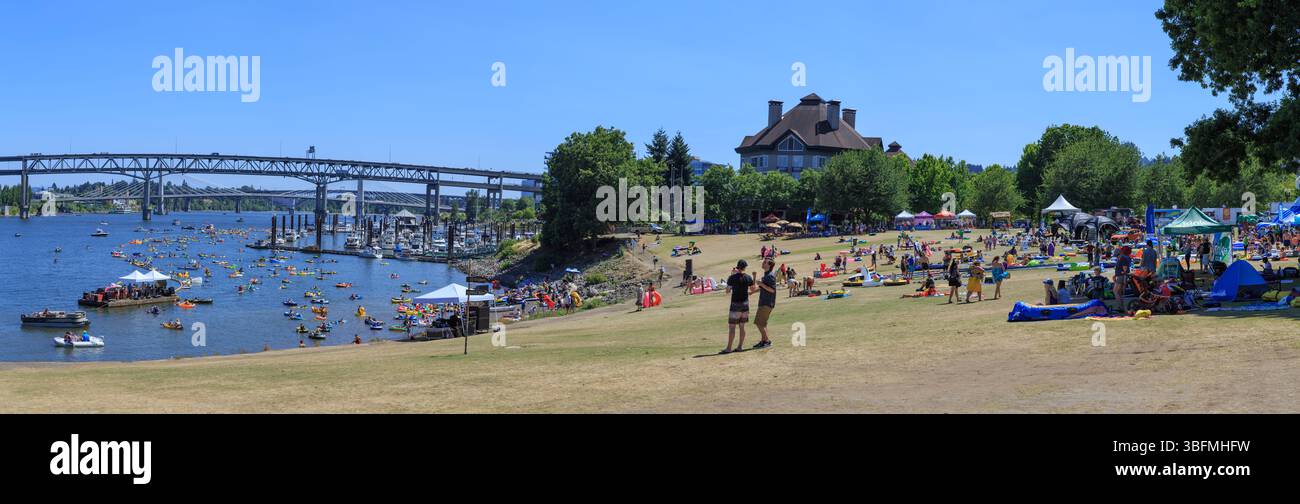 The Big Float, Portland, Oregon – 15. Juli 2017: Die Menschen schweben auf dem Willamette River und entspannen sich während der jährlichen Veranstaltung am Ufer. Stockfoto