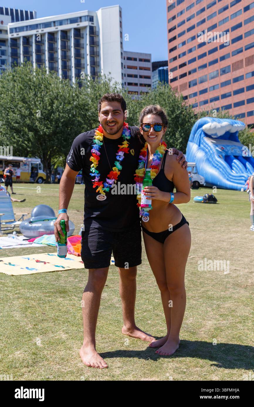 The Big Float, Portland, Oregon – 15. Juli 2017: Zwei Teilnehmer posieren mit Leis und Getränken beim jährlichen Big Float Event. Stockfoto