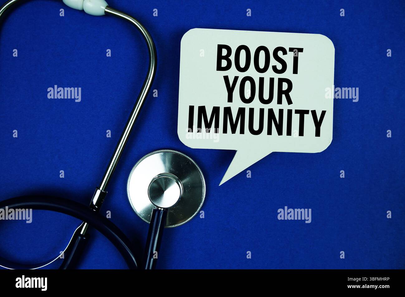 Erhöhen Sie Ihre Immunität-Textnachricht auf Sprechblase mit Stethoskop auf blauem Hintergrund Stockfoto