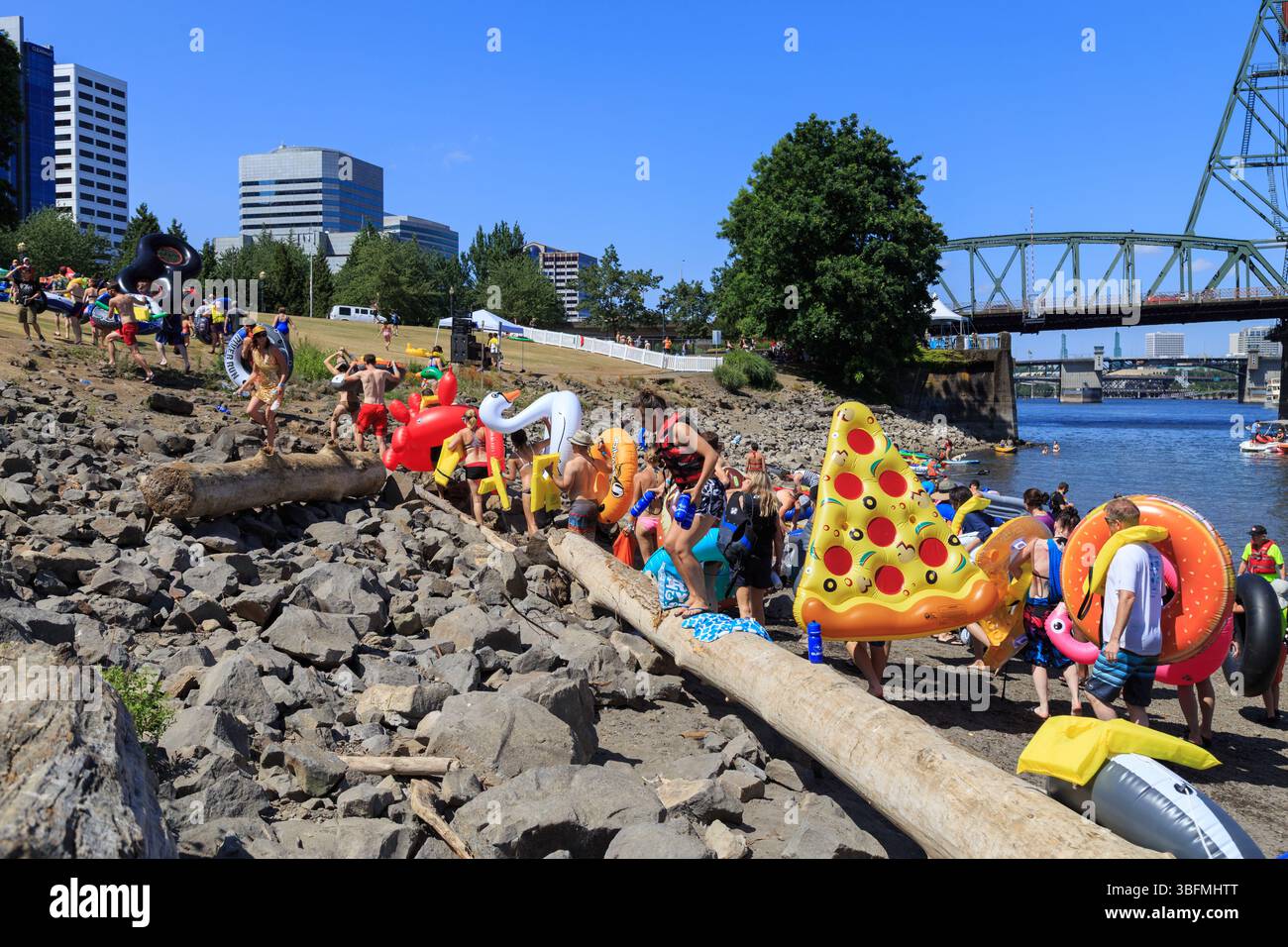 The Big Float, Portland, Oregon – 15. Juli 2017: Menschen mit aufblasbarem Spielzeug fahren zum Willamette River, um einen lustigen Sommerwagen zu machen. Stockfoto