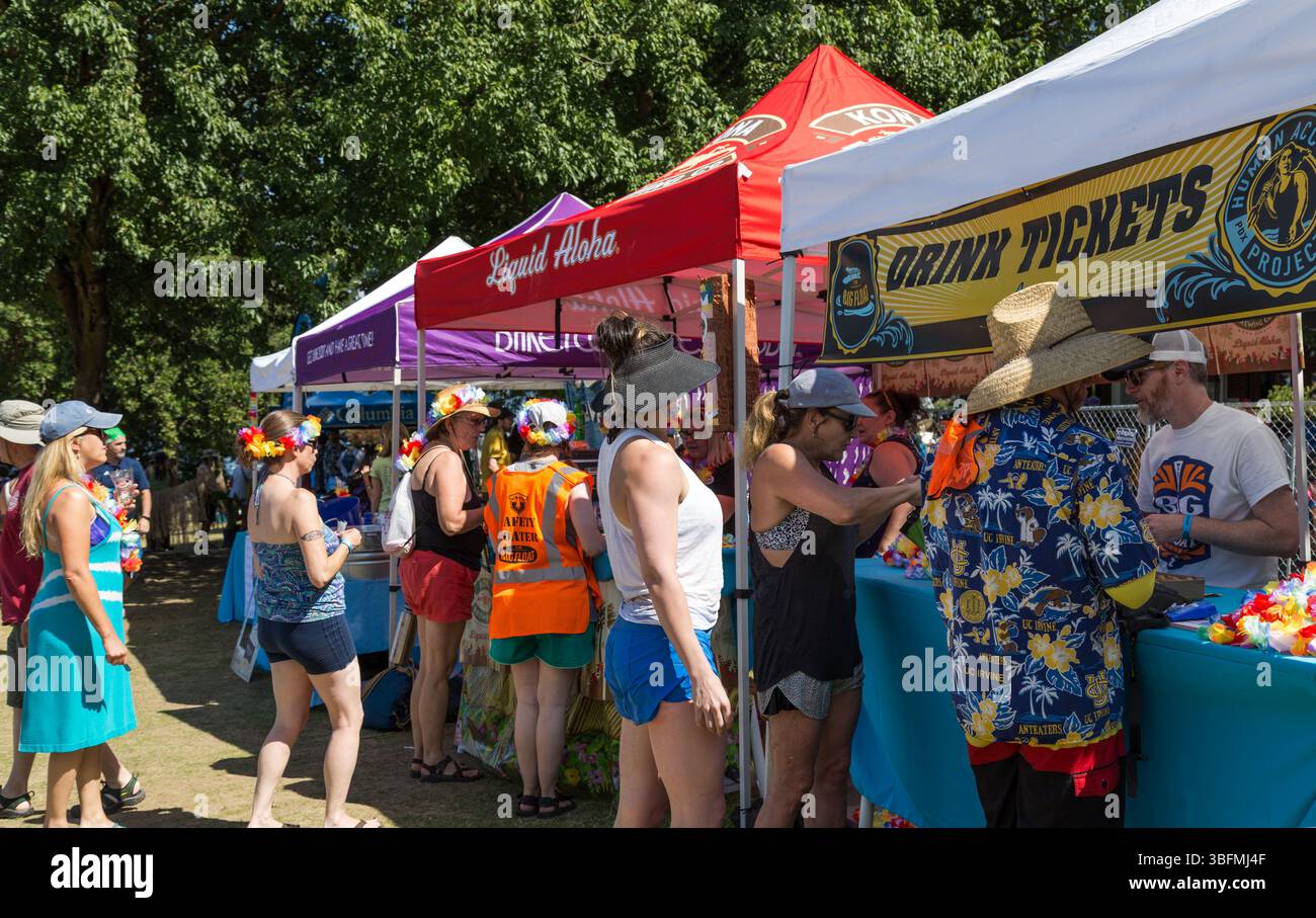 The Big Float, Portland, Oregon – 15. Juli 2017: Menschen, die während des Big Float Events Getränke an einem Stand kaufen. Stockfoto