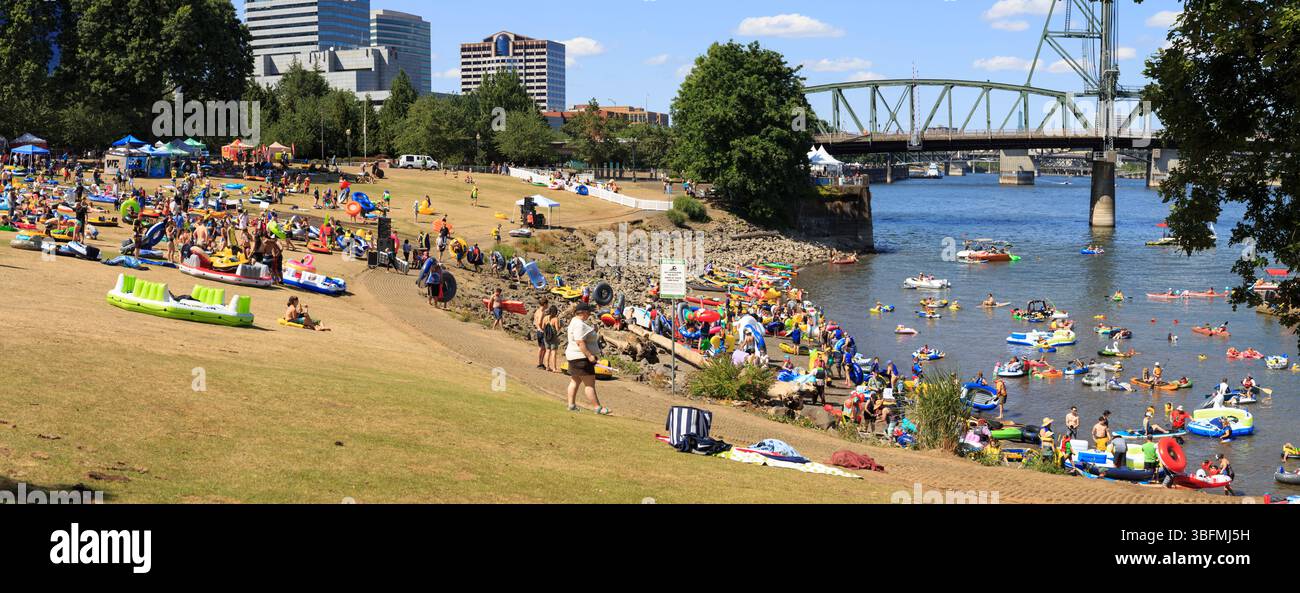 The Big Float, Portland, Oregon – 15. Juli 2017: Menschen treffen sich mit Schlauchbooten und Schlauchbooten, um den Willamette River zu entlangtreiben. Stockfoto