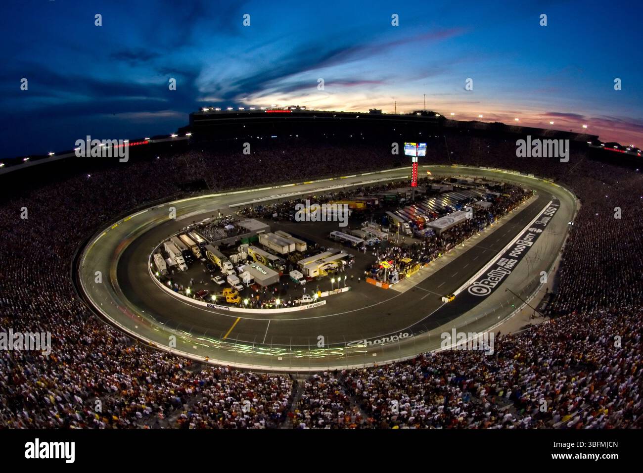 Bristol, TN, USA. August 2008. Bristol, TN – 23. August 2008: Carl Edwards bringt seinen #99 Office Depot Ford Downpit Road auf dem Bristol Motor Speedway während des Rennens der NSCS Sharpie 500 in Bristol, Tennessee. (Kreditbild: © Walter G. Arce Sr./ASP via ZUMA Press Wire) NUR REDAKTIONELLE VERWENDUNG! Nicht für kommerzielle ZWECKE! Stockfoto
