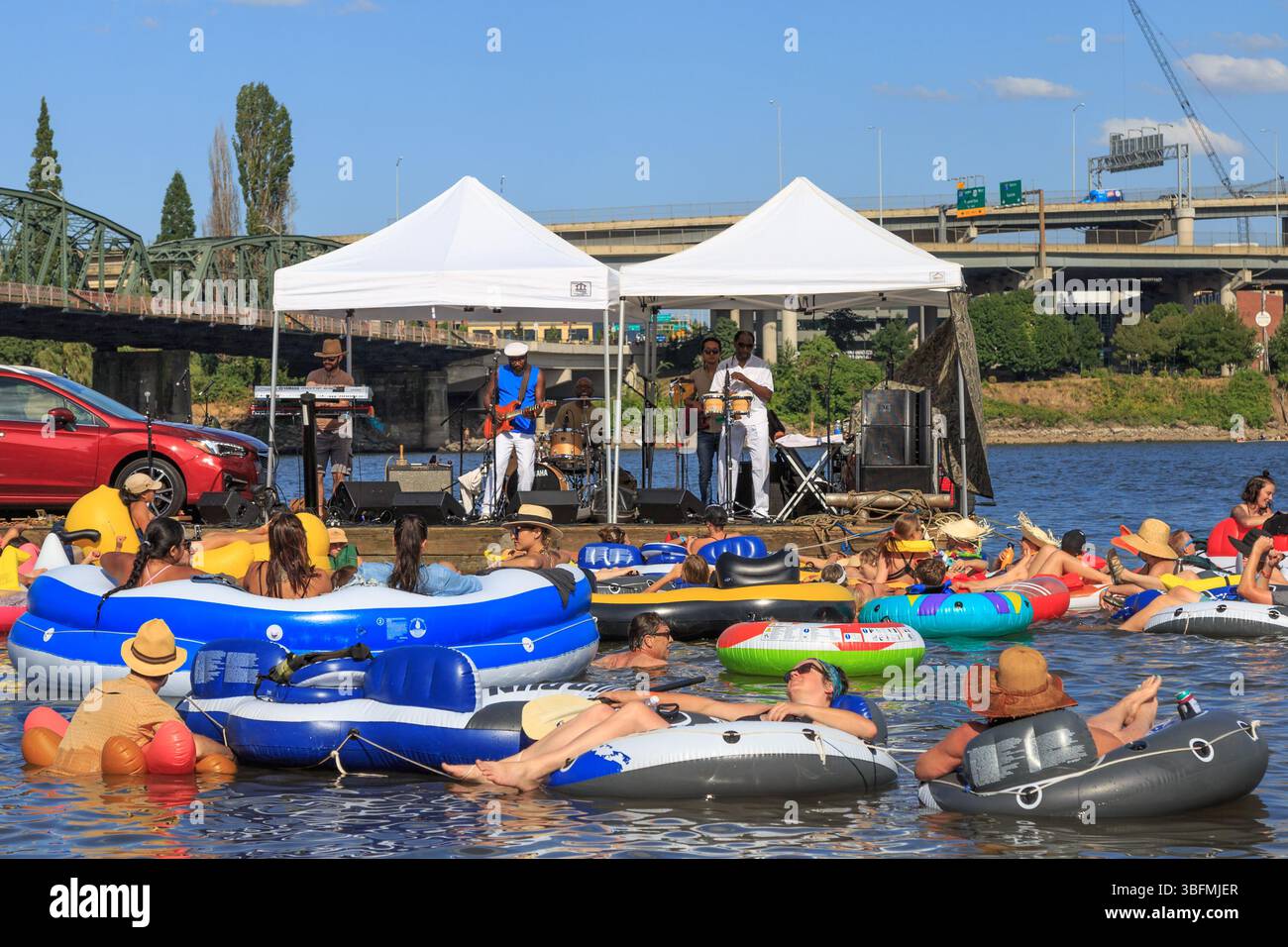 The Big Float, Portland, Oregon – 15. Juli 2017: Menschen schweben in Röhren auf dem Willamette River und genießen Live-Musik auf einer schwimmenden Bühne. Stockfoto