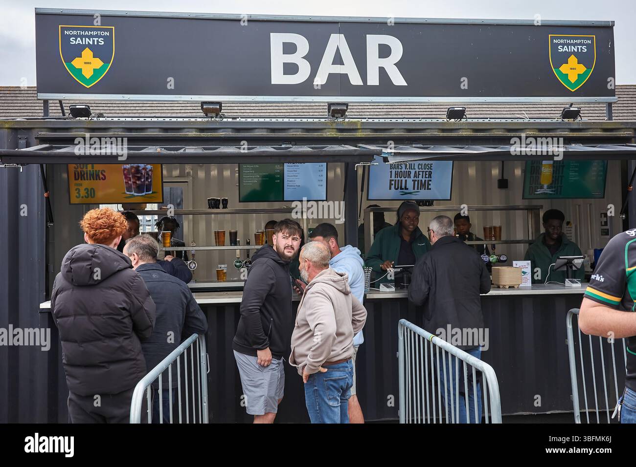 Bar in Franklins Gardens, Heimstadion des Rugby-Teams Northampton Saints, England. Stockfoto