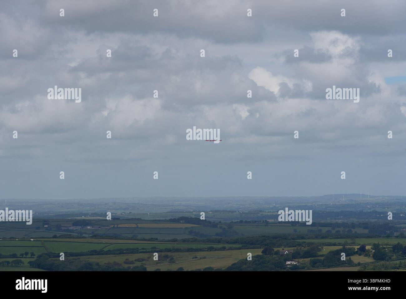 Rote Pfeile fliegen über Dartmoor Stockfoto