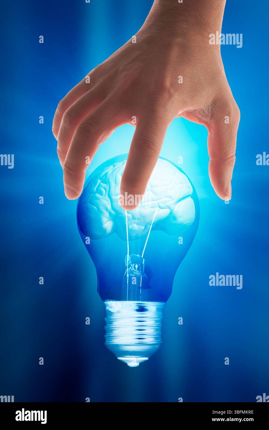 Hand ergreifend eine Glühbirne mit Gehirn innen, Idee und Erfindungskonzept Stockfoto