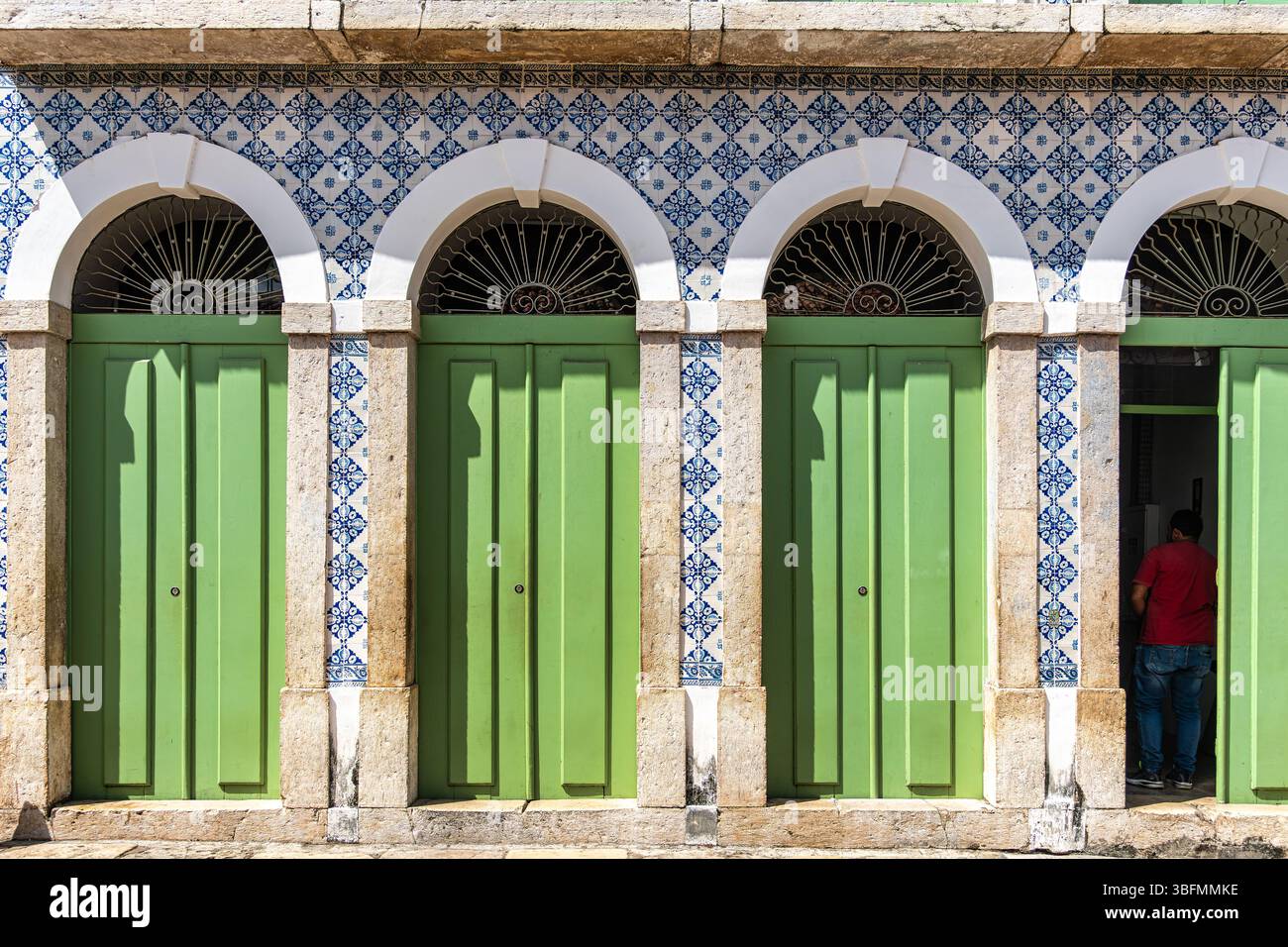 Traditionelle portugiesische Kolonialarchitektur in Farbe und Stil in der Rua Portugal Straße in Sao Luis in Brasilien Stockfoto