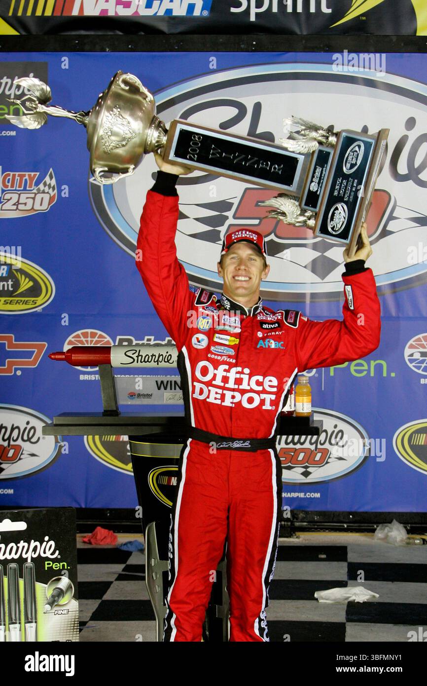 Bristol, TN, USA. August 2008. Bristol, TN – 24. August 2008: Carl Edwards gewinnt die Trophäe Sharpie 500, nachdem er das Rennen auf dem Bristol Motor Speedway gewonnen hat. (Kreditbild: © Walter G. Arce Sr./ASP via ZUMA Press Wire) NUR REDAKTIONELLE VERWENDUNG! Nicht für kommerzielle ZWECKE! Stockfoto