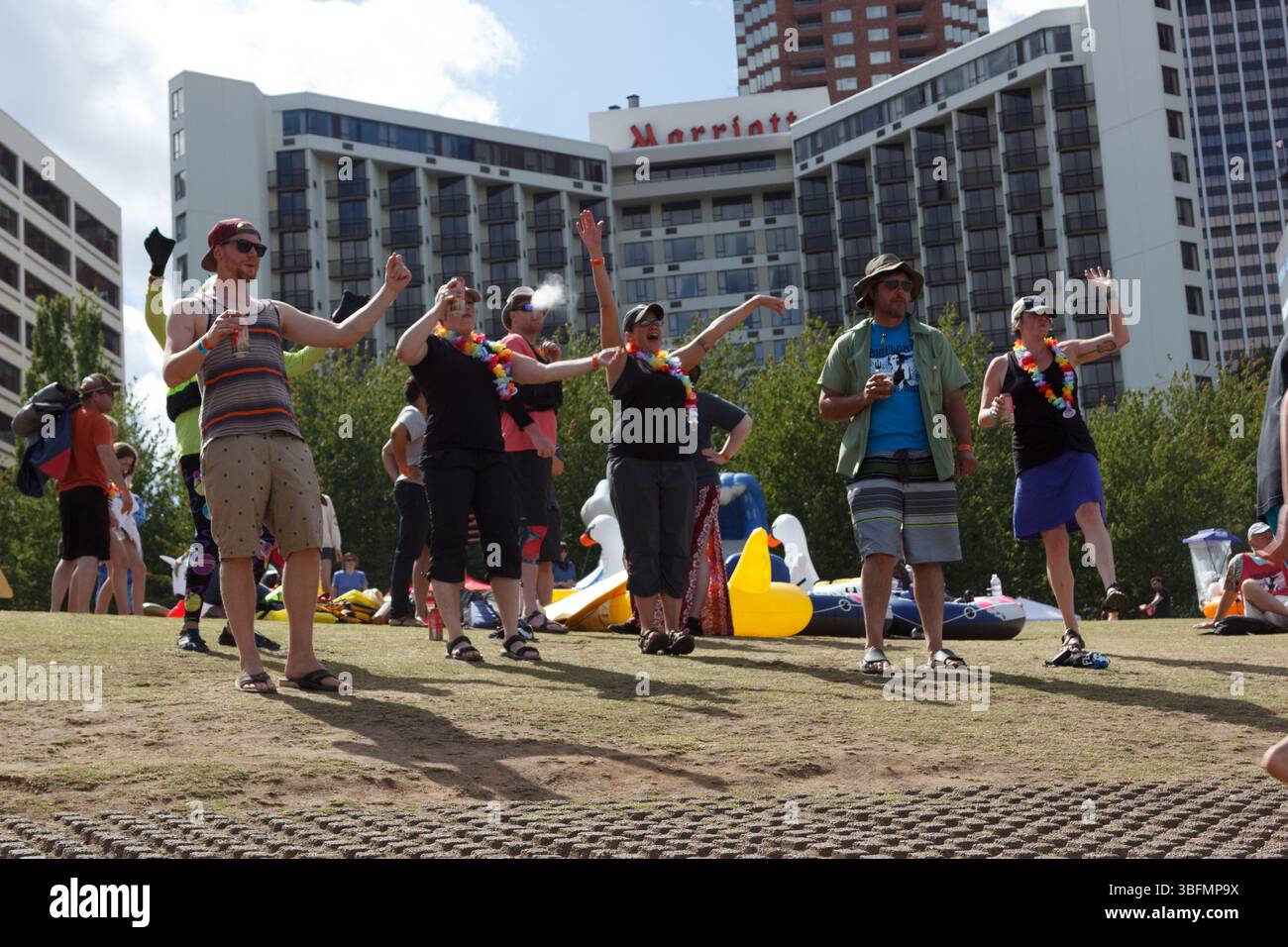 The Big Float, Portland, Oregon – 10. Juli 2016: Die Menschen versammeln sich mit aufblasbaren Flößen, die bereit sind, den Willamette River hinunter zu treiben. Stockfoto