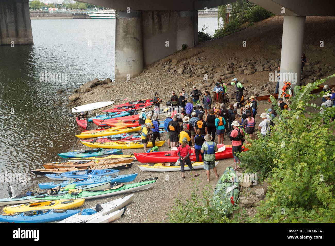 The Big Float, Portland, Oregon – 10. Juli 2016: Kajakfahrer treffen sich an der Küste für eine Sicherheitsunterweisung, bevor sie in den Willamette River starten. Stockfoto