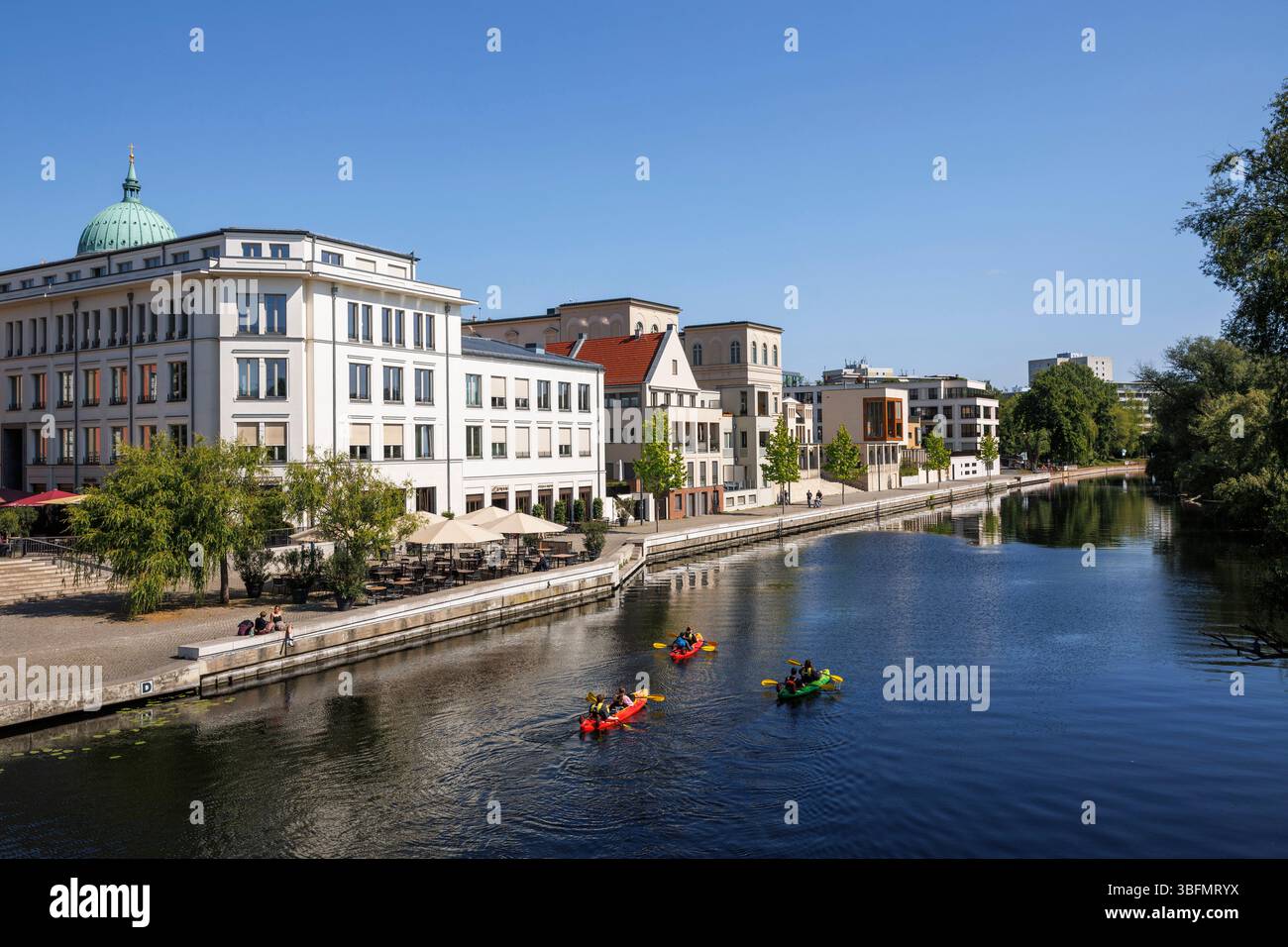 Adolf-Miethe-Ufer an der Havel mit dem Barberini-Museum, Potsdam, Brandenburg, Deutschland. Adolf-Miethe-Ufer an der Havel mit dem Museum Barberini, Töpfe Stockfoto