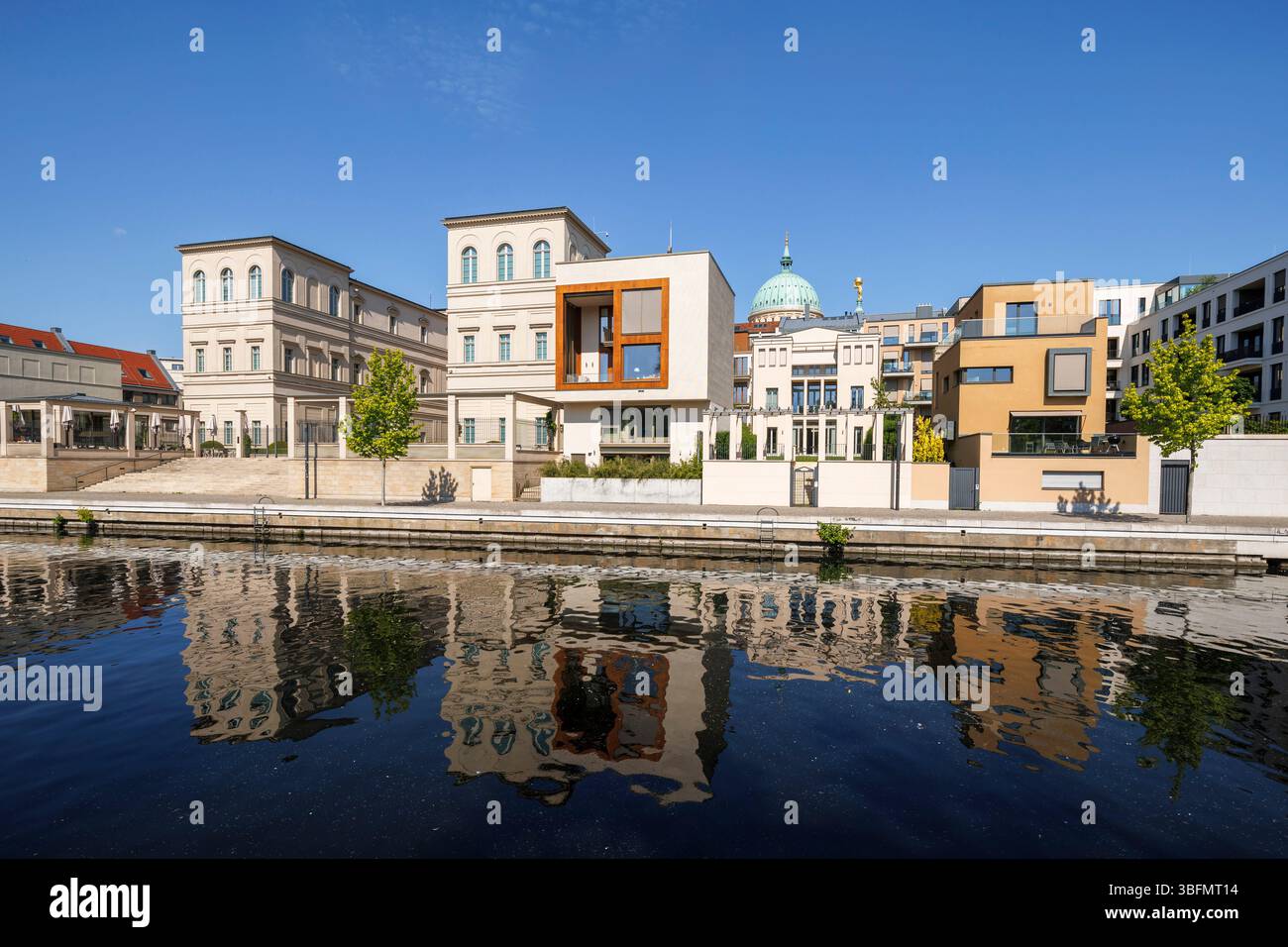Adolf-Miethe-Ufer an der Havel mit dem Barberini-Museum, Potsdam, Brandenburg, Deutschland. Adolf-Miethe-Ufer an der Havel mit dem Museum Barberini, Töpfe Stockfoto