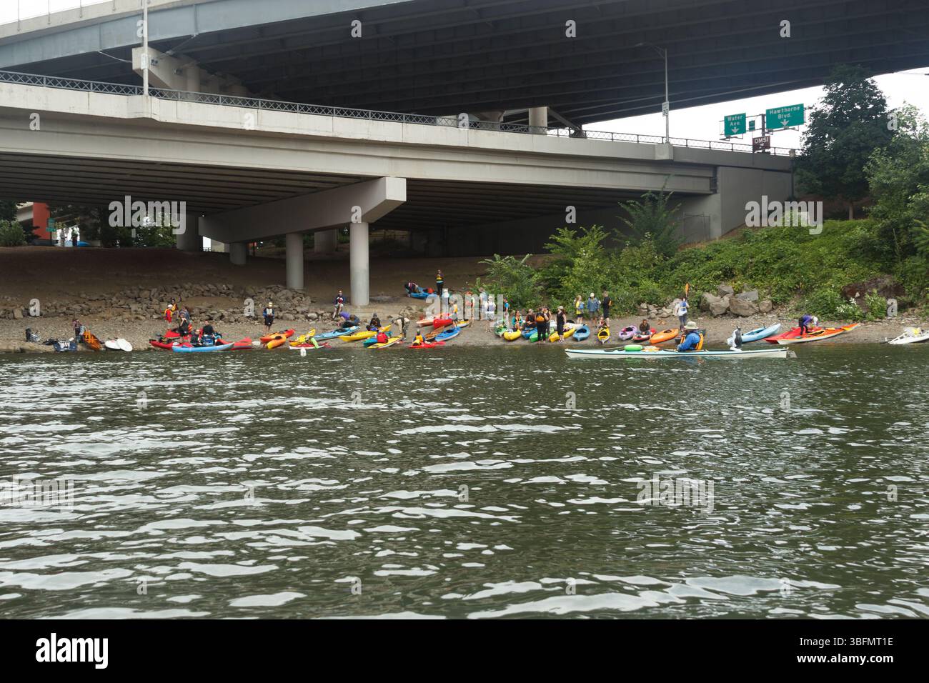 The Big Float, Portland, Oregon – 10. Juli 2016: Die Menschen treffen sich mit Kajaks und Kanus an der Küste, um sich auf ein Float-Event auf dem Fluss vorzubereiten. Stockfoto